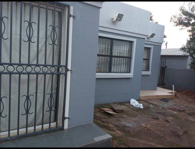 2 BEDROOM HOUSE FOR SALE IN ZONKIZIZWE